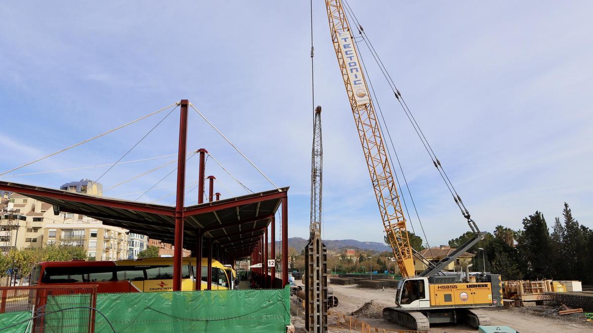 Una de las grandes grúas utilizada en las obras para la creación de las estructuras.