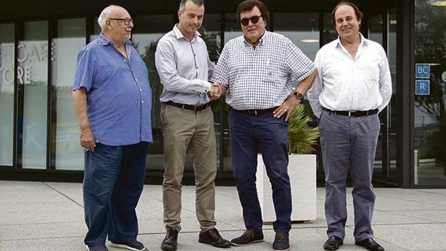 Los representantes de la Federación Balear y del Rafa Nadal Sports Centre, ayer en Manacor.