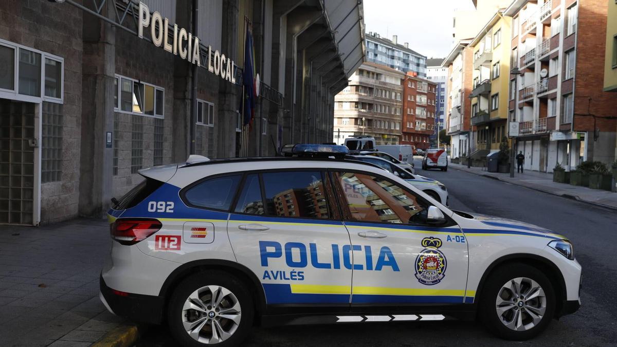 Un vehículo policial en la calle José Cueto.
