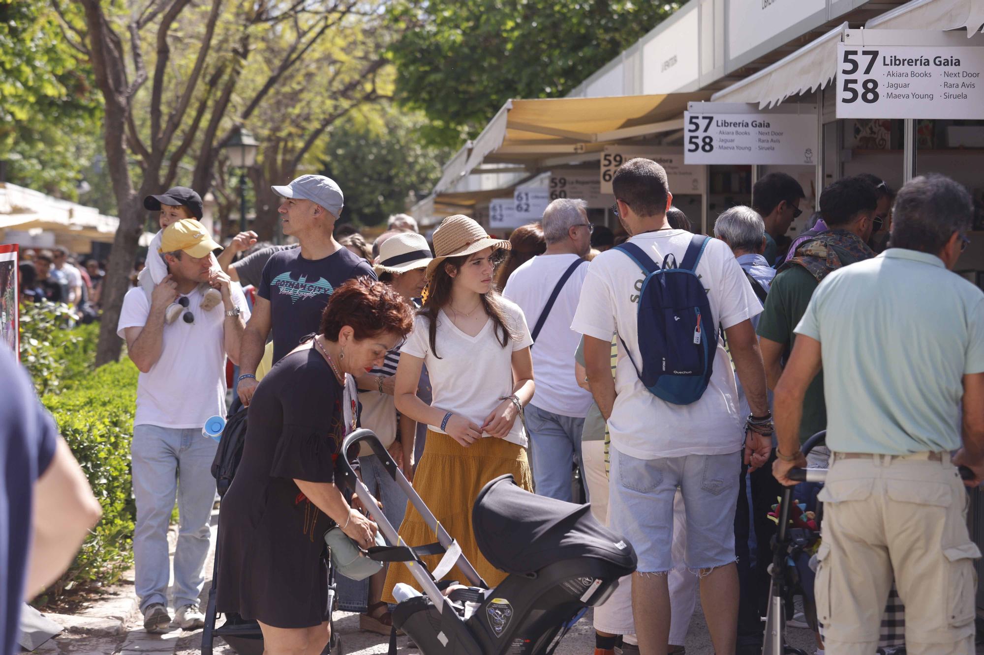 Llenazo de domingo en la Fira del Llibre