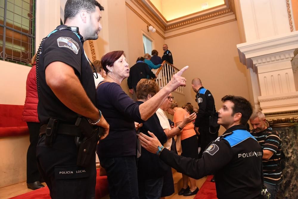 Asistentes lanzan claveles blancos desde el palco del público en señal de protesta.