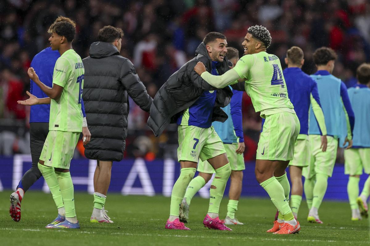 Flick y los jugadores lo celebraron por todo lo alto en el césped del Metropolitano Flick y los jugadores lo celebraron por todo lo alto en el césped del Metropolitano
