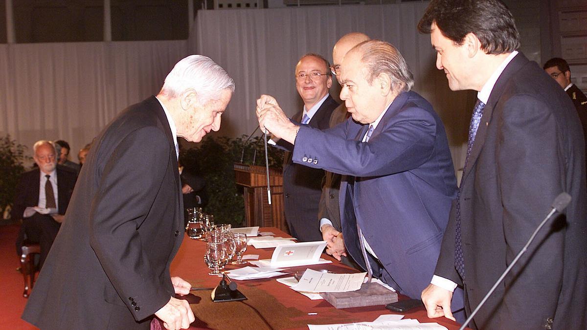 Manuel Cabero rep la Creu de Sant Jordi de mans del President Pujol (2002)
