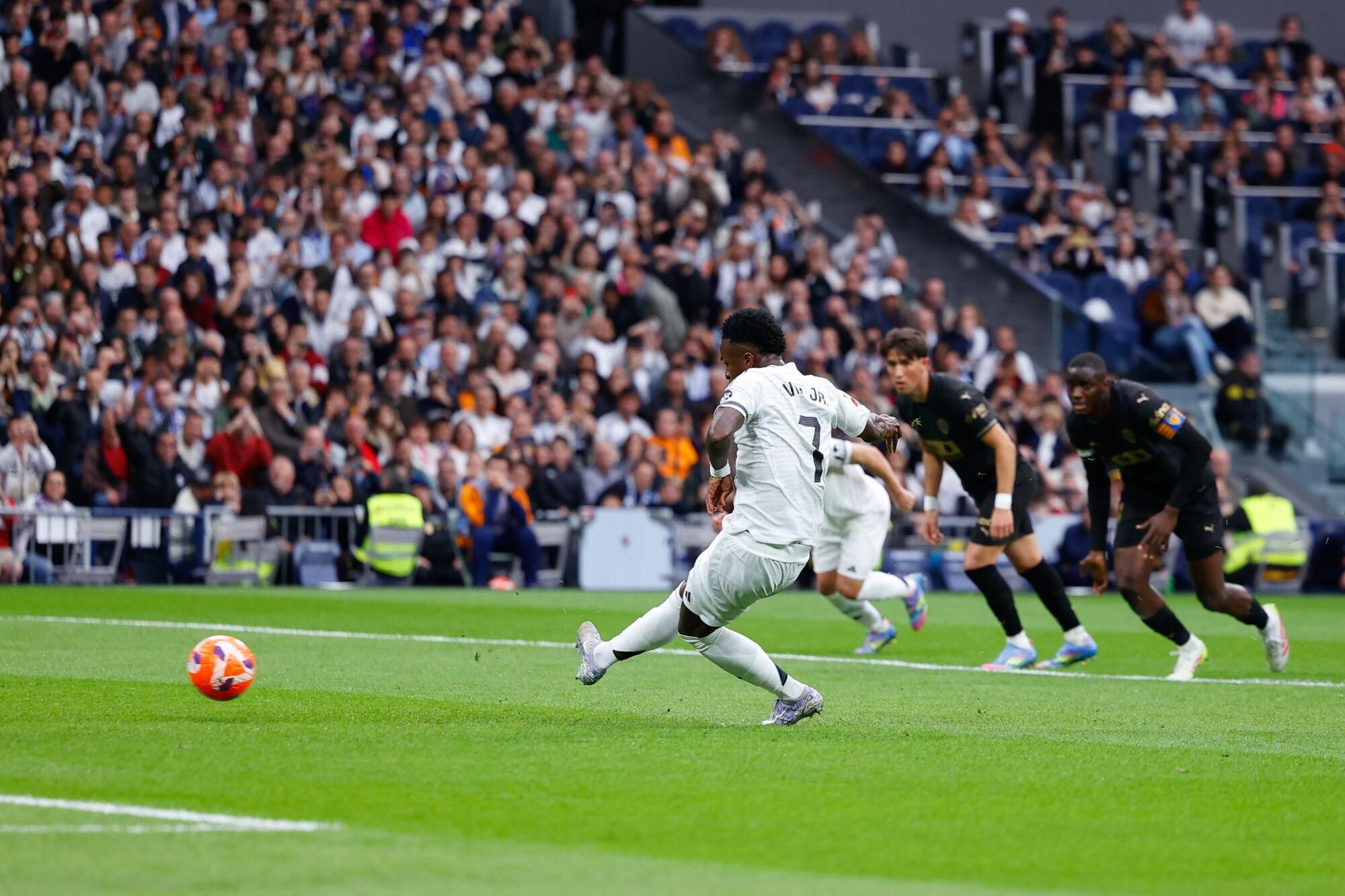 Vinicius falla un penalti en el partido entre  el Real Madrid y el Valencia en el Santiago Bernabéu