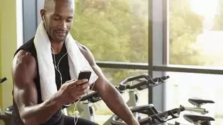 Investigadores desmontan el mito: la música alta en el gimnasio no aumenta el rendimiento