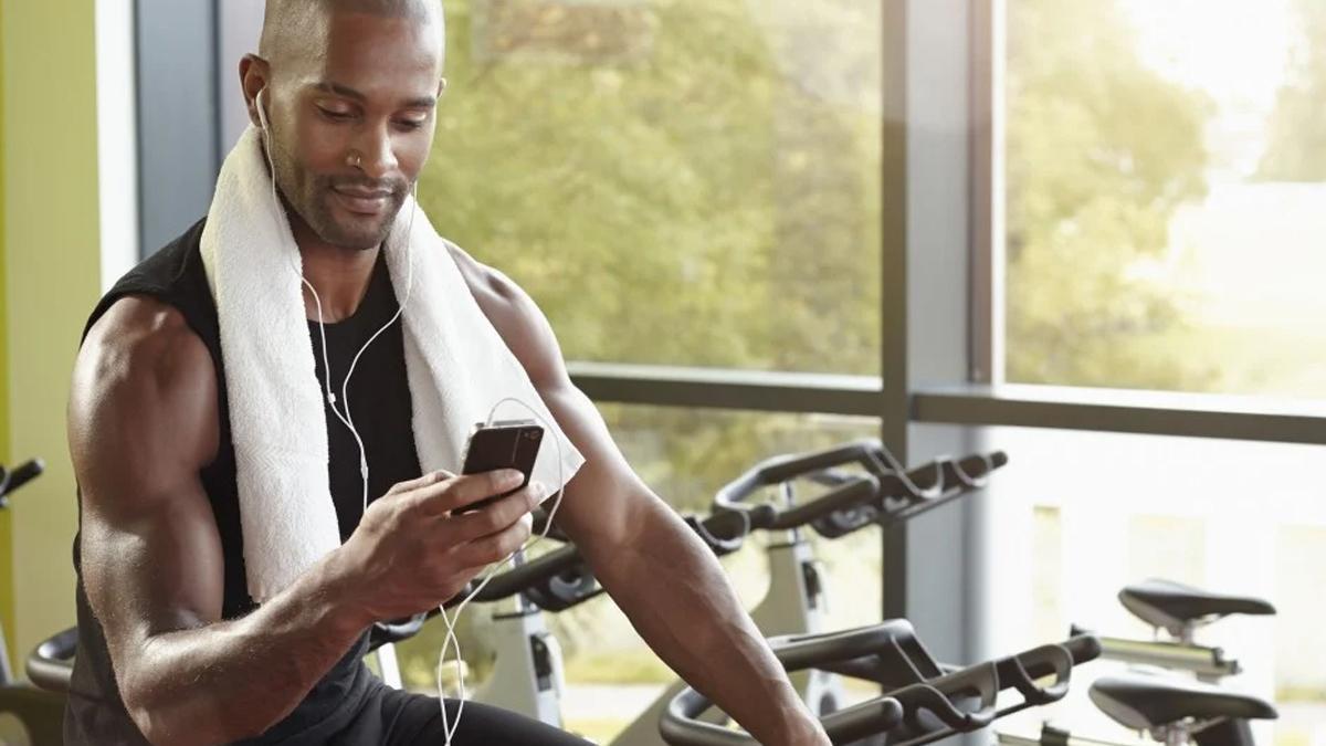 Hombre escuchando música mientras hace ejercicio