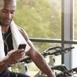 Hombre escuchando música mientras hace ejercicio
