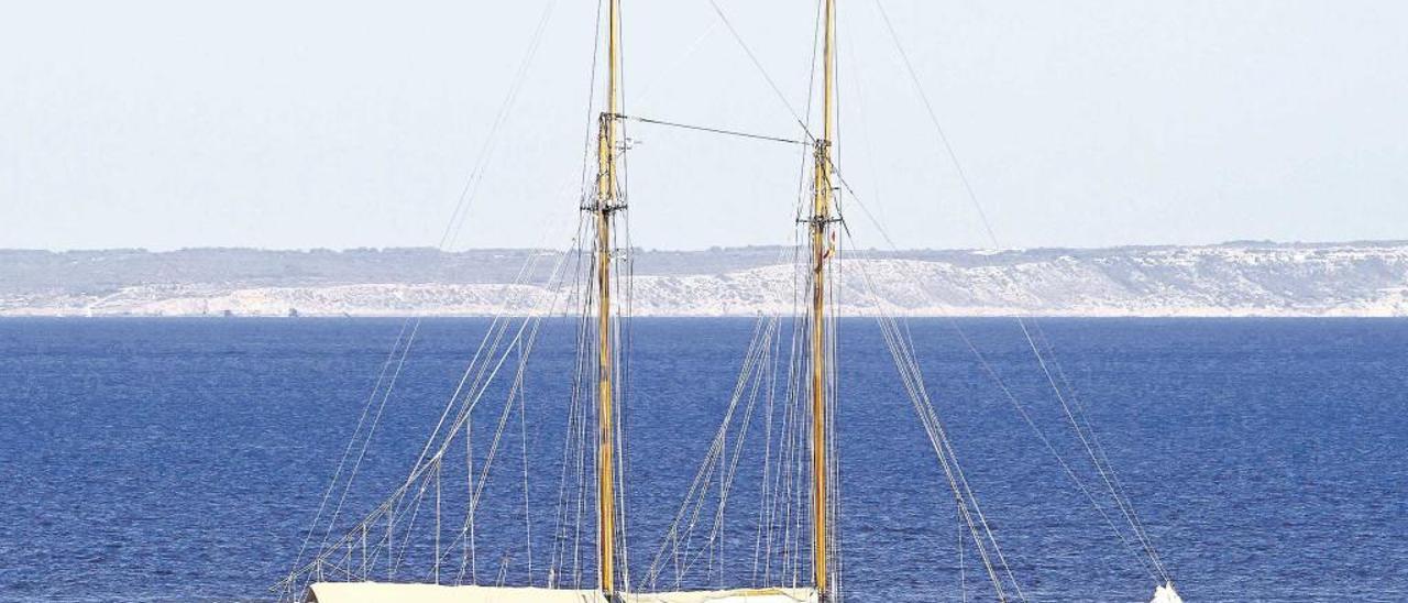 La embarcación ´Germania Nova´, fondeando en la bahía de Palma.