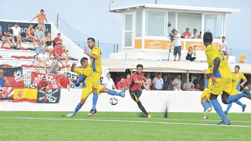 Una acción del partido que el Formentera jugó este pasado domingo frente al Mercadal, que acabó con derrota por 2-3.