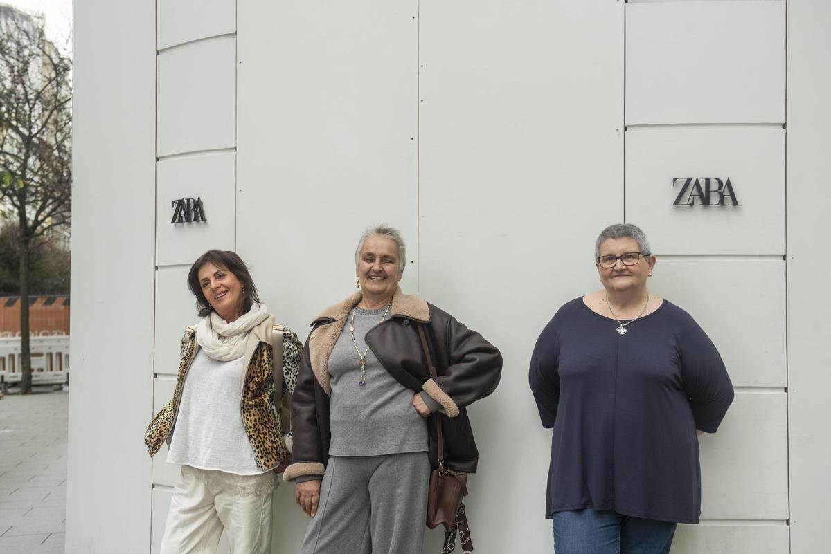 Menchu, Mariví y Elizabeth, delante de la tienda de Zara de Juan Flórez