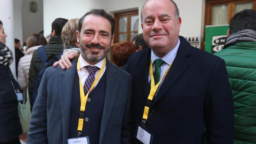 El primer teniente del Ayuntamiento de Antequera, Jose Ramón Carmona, y el alcalde de la localidad, Manuel Barón, este miécoles en el Parlamento andaluz.