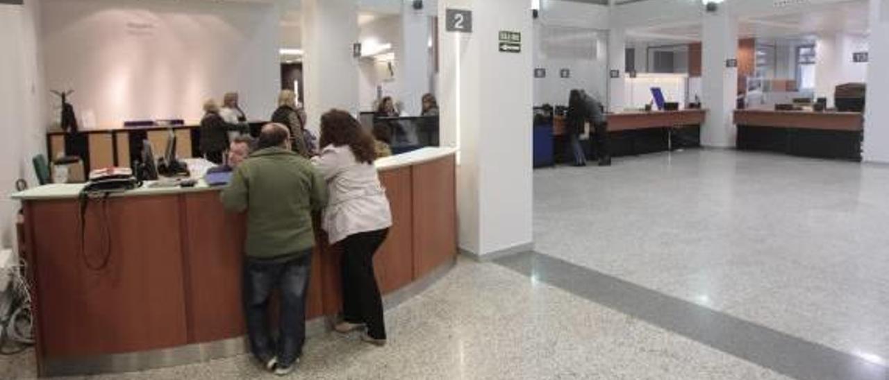 Dos personas son atendidas en un mostrador de la Agencia Tributaria de València.