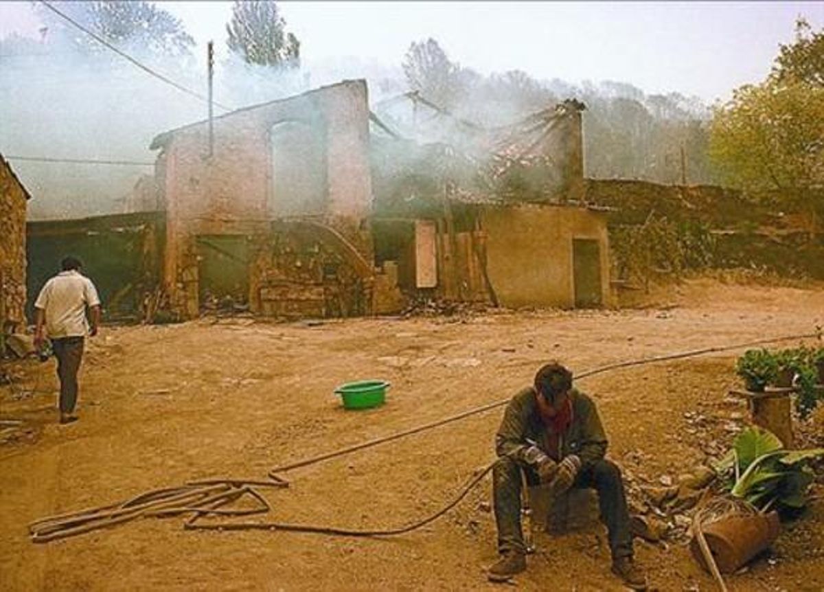Un home ajuda a apagar el foc al parc del Garraf el juliol de 1994. A la dreta, les conseqüències d’un incendi forestal a Breda. Un home ajuda a apagar el foc al parc del Garraf el juliol de 1994. A la dreta, les conseqüències d’un incendi forestal a Breda.