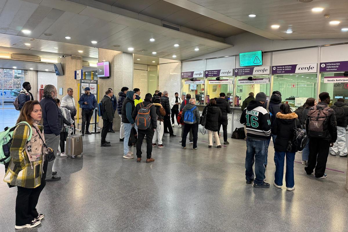Usuaris de Rodalies a l'estaciõ de trens de Girona