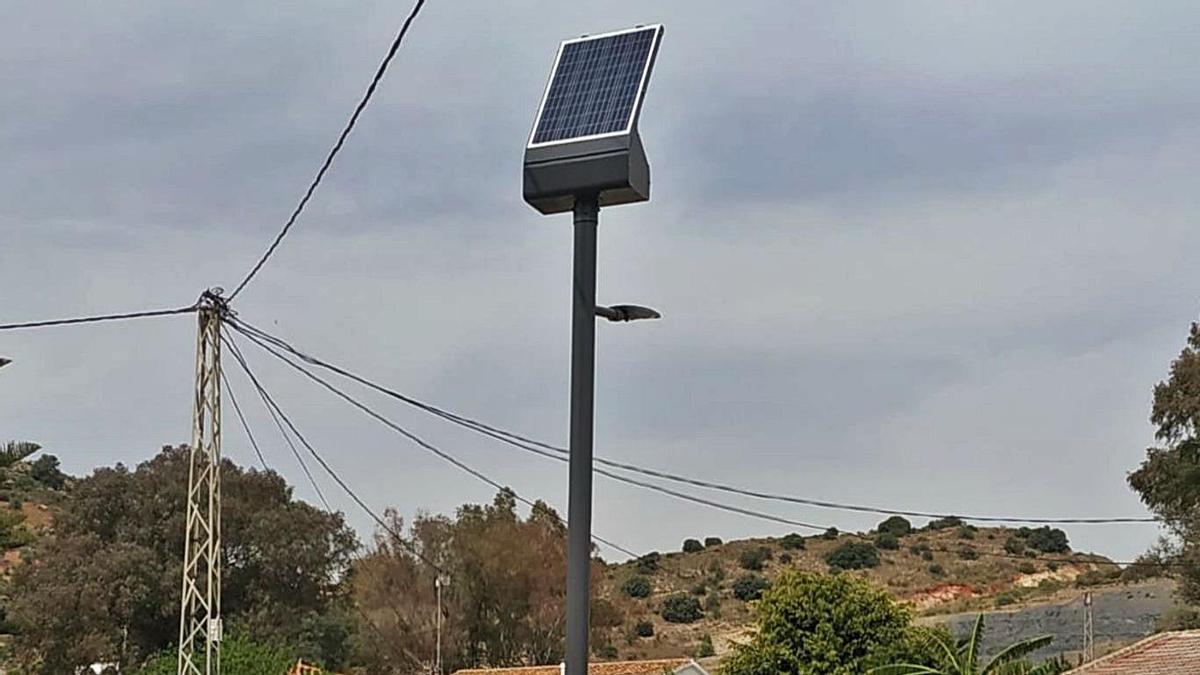 Una de las farolas solares de Campanillas.