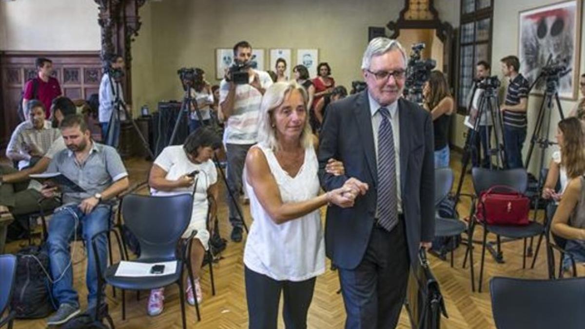 Enric Banda acompaña a Maribel Peña, afectada por esclerosis múltiple, en el acto de presentación del tratamiento, ayer en Barcelona.