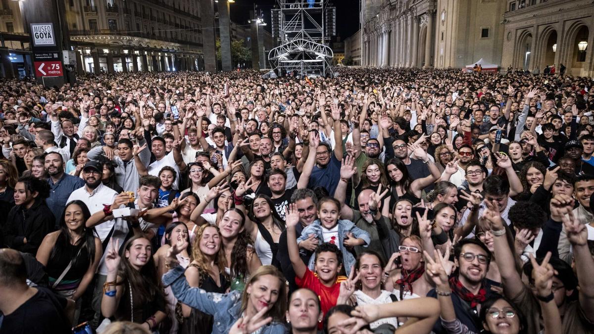 La plaza del Pilar llena en el concierto del Padre Guilherme