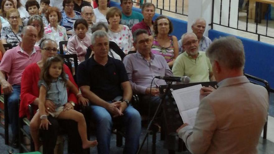 Antonio Quintana (de espaldas), ayer, en la sociedad de Altavista.