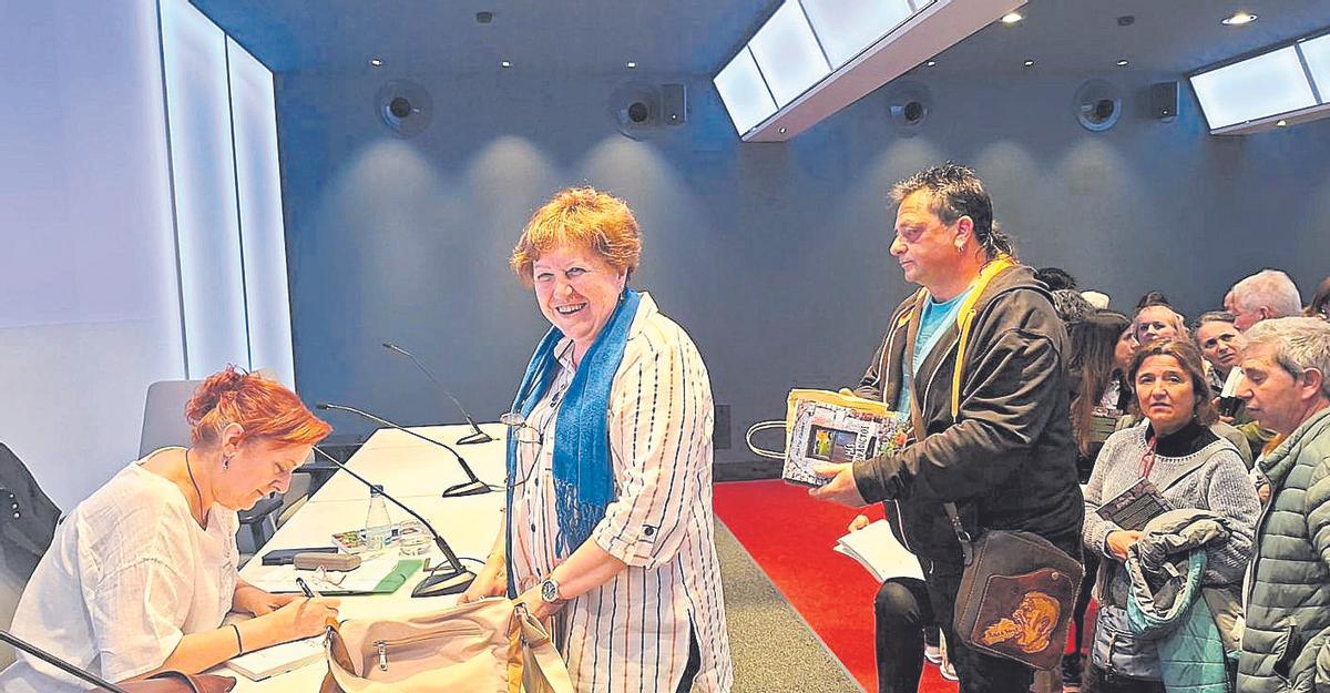 Ana Paz Paredes firma su libro a Pilar Quintana, artesana del telar, de Taramundi.