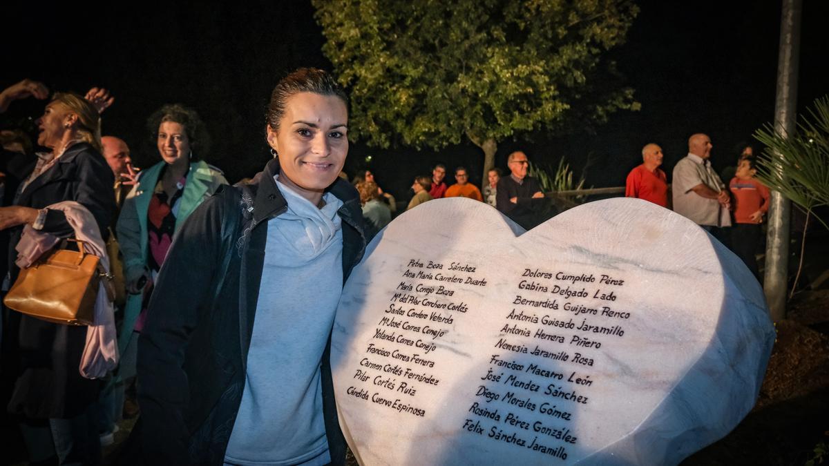 Soraya Sande, junto a la escultura inaugurada anoche, en la que aparece el nombre de su padre.