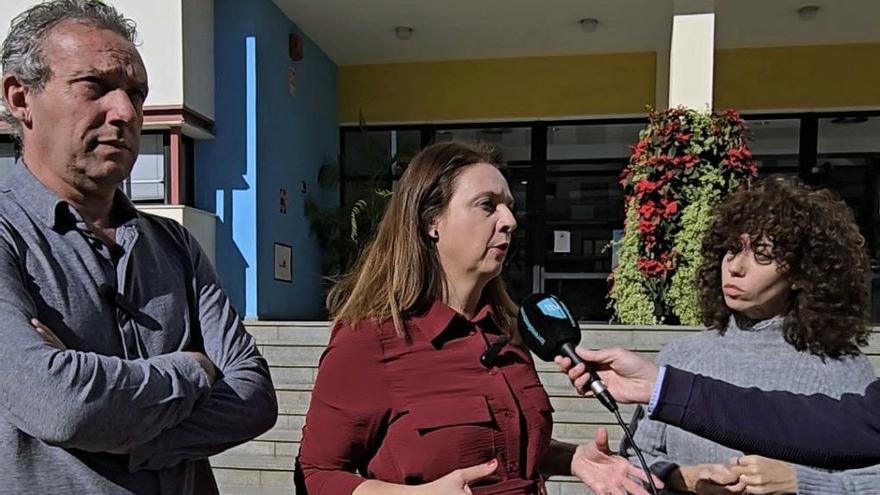 La portavoz del PSOE en el Ayuntamiento de Torremolinos, Maribel Tocón, junto a Antonio Ruiz y Nieves Rodríguez