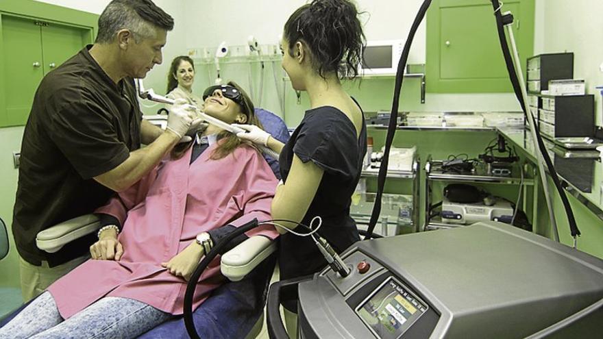 &quot;La mayoría de pacientes son mujeres, pero cada vez vienen más hombres&quot;