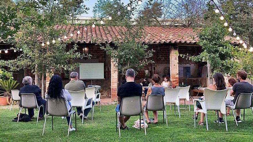 Assistents a l&#039;assemblea informativa de la plataforma celebrada al Konvent de Cal Rosal ahir