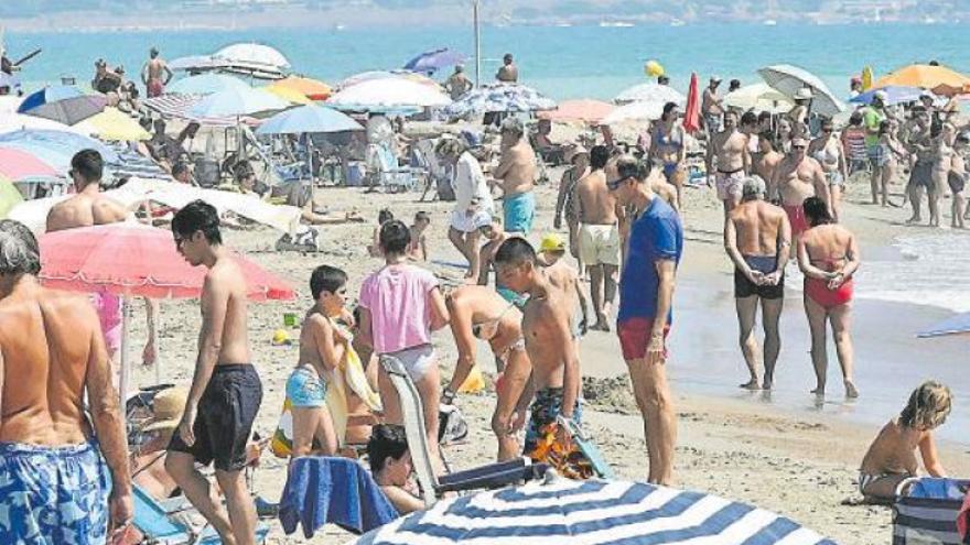 Banderas, balizas y megafonía para alejar el covid de las playas