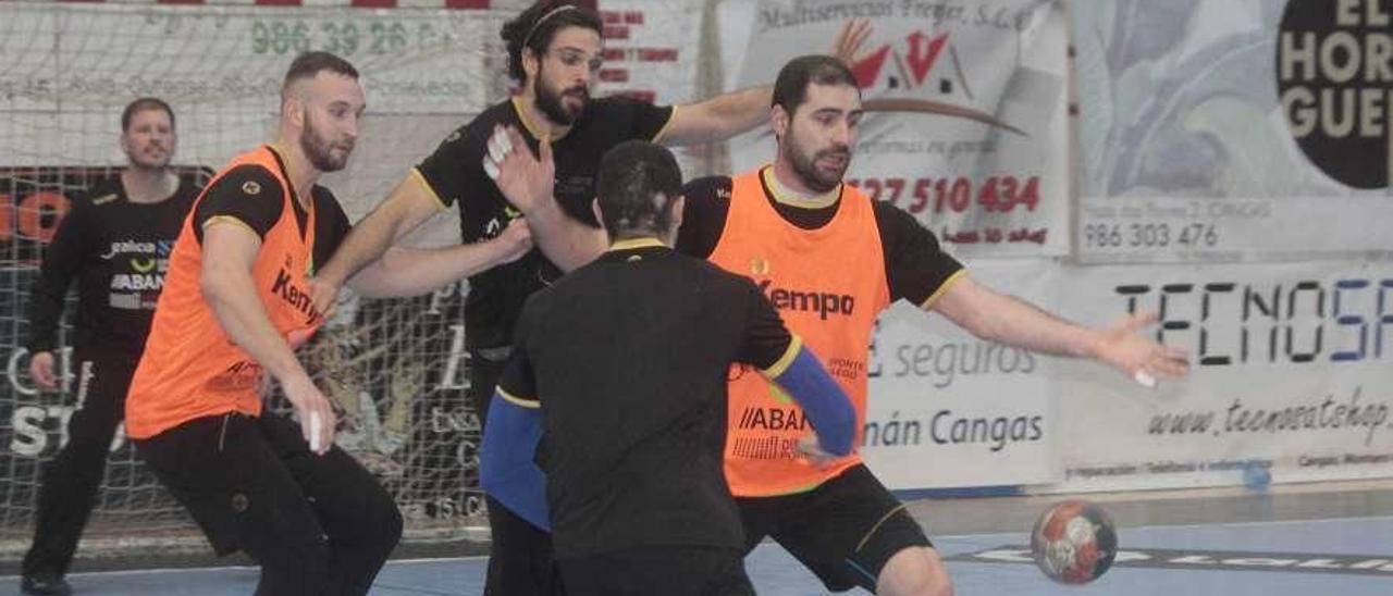 Javi Díaz, Mitic, Pablo Castro y Cerqueira, en una acción del entrenamiento de ayer. // Santos Álvarez