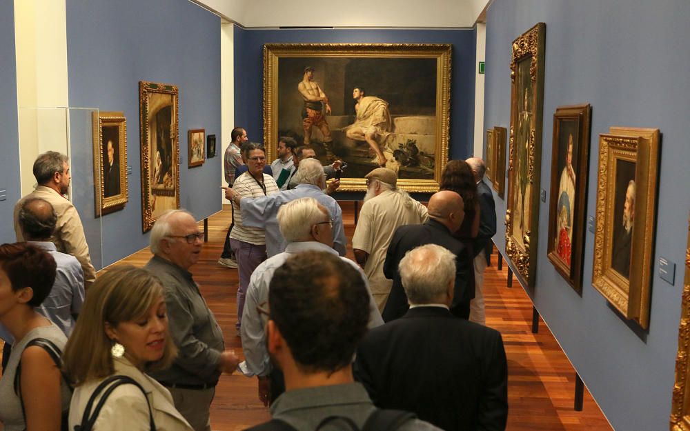 Rosa Aguilar, acompañada por integrantes de la Plataforma de la Aduana y la Asociación de Amigos del Museo de Málaga, ha visitado las instalaciones que, por el momento, siguen sin fecha de apertura co