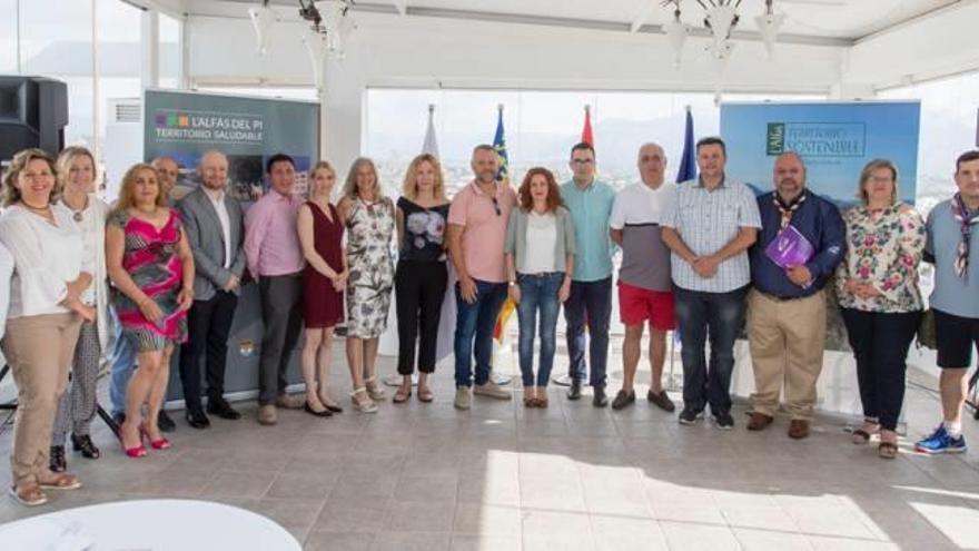 La edil de Medio Ambiente junto a los representantes de las asociaciones.