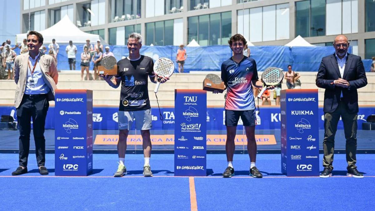 Lucía Sanz y Marta Marrero, ganadoras del cuadro femenino del Mallorca Challenger, posan junto a Xisco Mateu, director de la AETIB y Jesús Ferrer, presidente ejecutivo de UPC. | TAU CERÁMICA