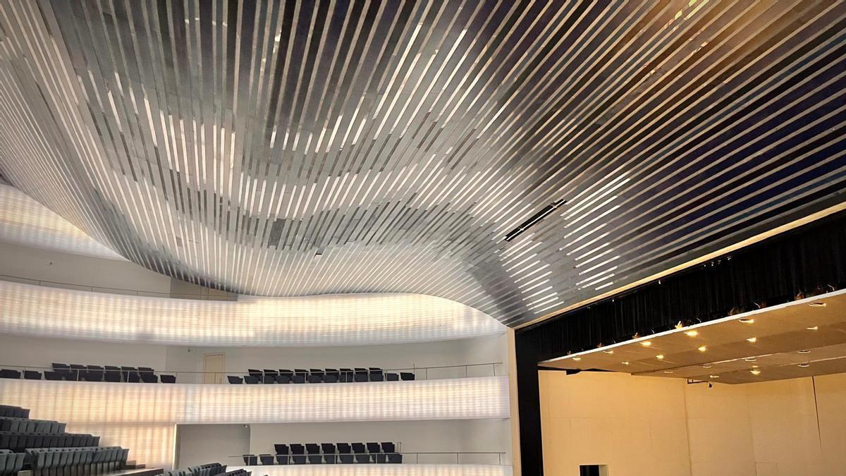 Bóveda del auditorio del Palacio de Congresos de Badajoz. En el centro a la derecha se aprecia que falta una lama, que es la que se ha desprendido.