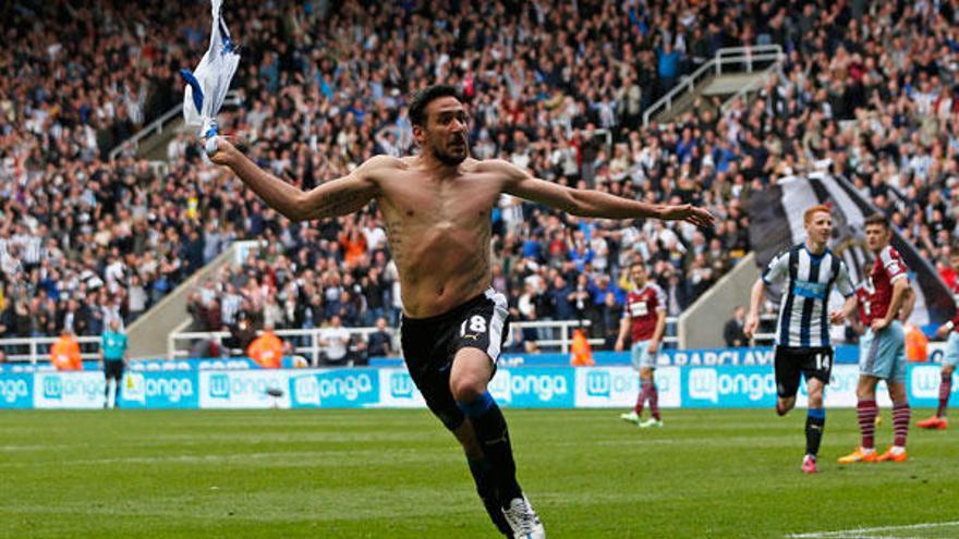 Jonás celebra un gol con el Newcastle en mayo pasado.