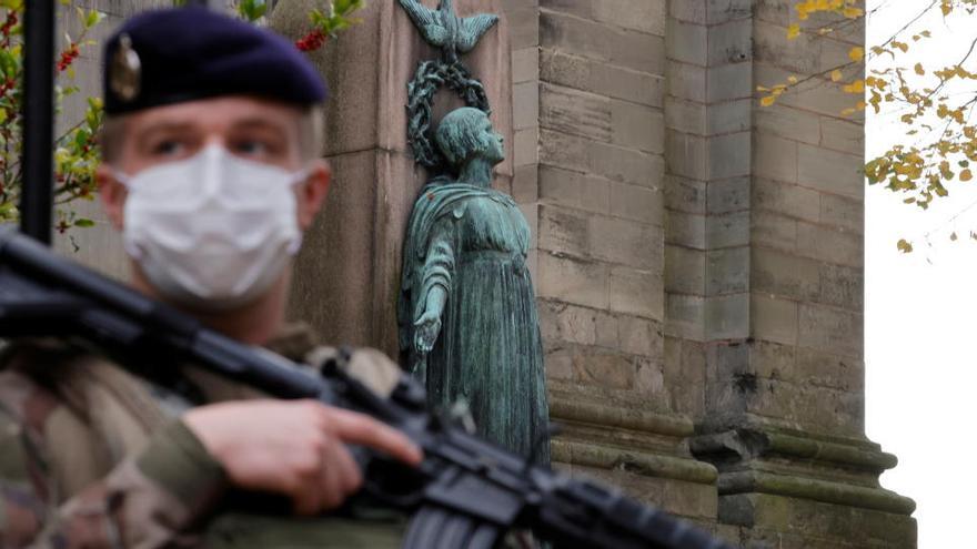 Un soldado en la ciudad francesa de Niza.