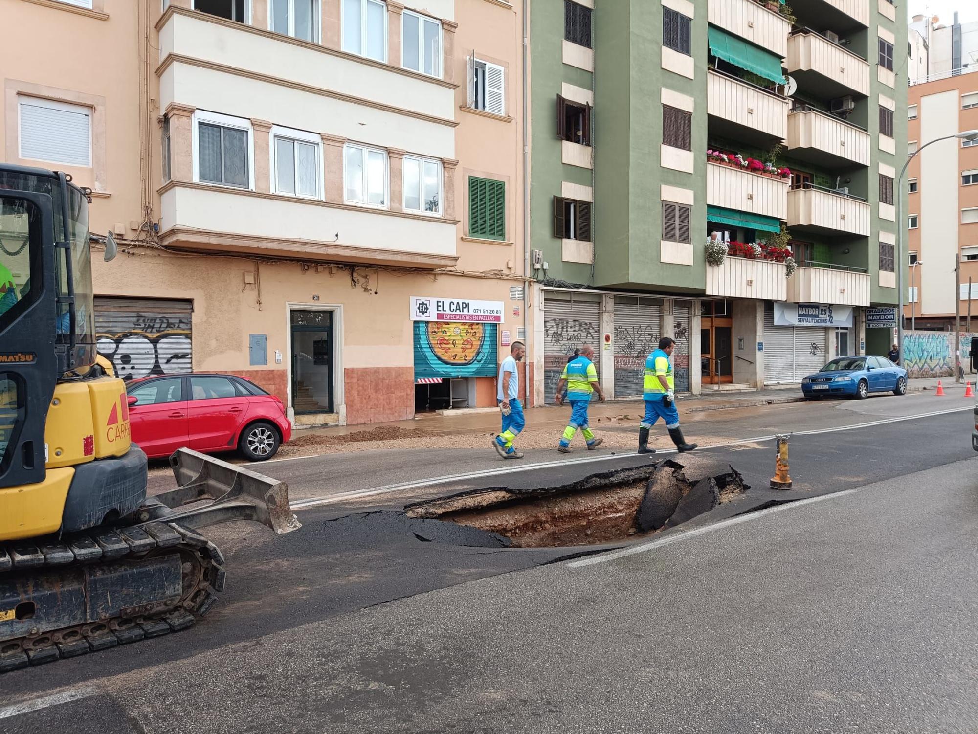 Una avería en una tubería deja sin agua a un centenar de vecinos de la calle Manuel Azaña