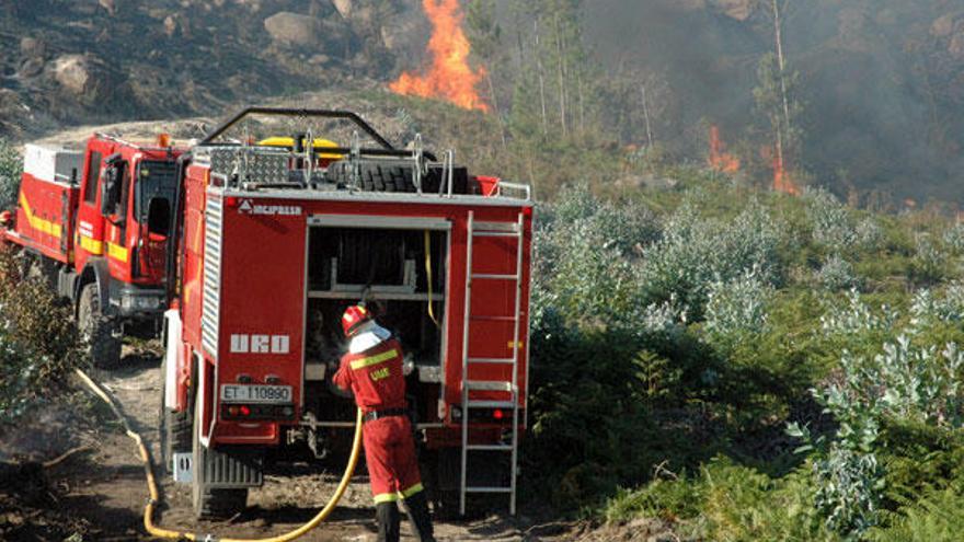 Un bombero de la Unidad Militar de Emergencia, ayer, en el incendio de Ponteareas.