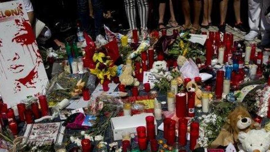 Flores, velas, peluches y mensajes para recordar a las víctimas en la Rambla de Barcelona.