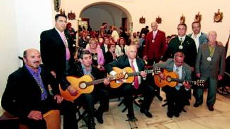 El Coro Rociero conmemora sus bodas de plata cantando a la patrona