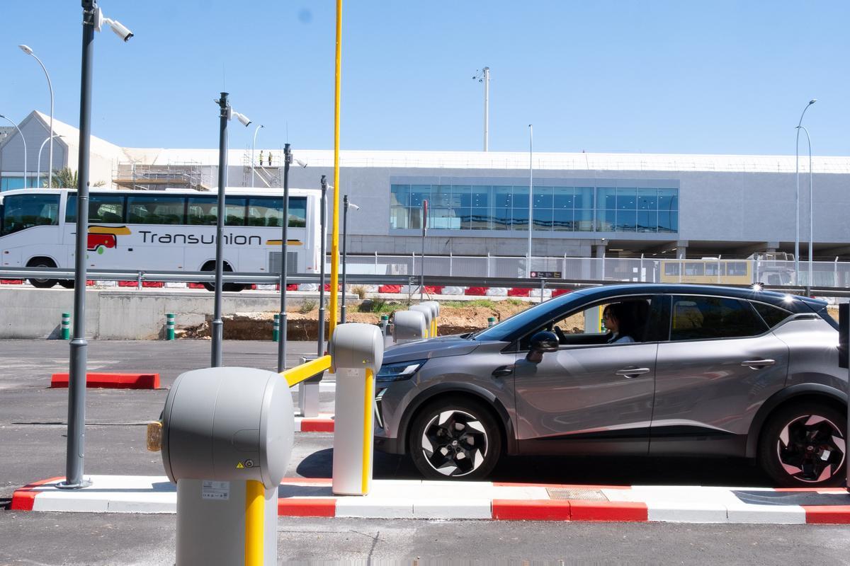 Un vehículo recoge el tiquet de acceso para acceder al parking exprés del aeropuerto