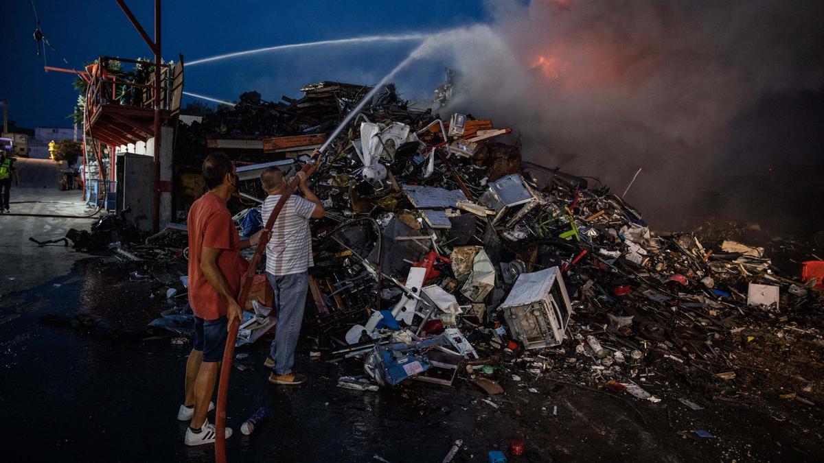 Declarado un fuego en el desguace de Ca Na Negreta