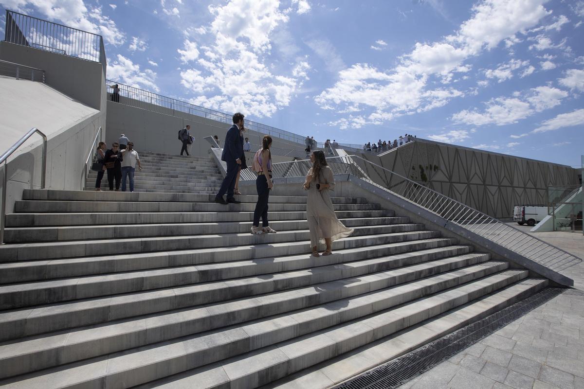 Barcelona estrena mirador y escaleras en la playa de Sant Sebastià