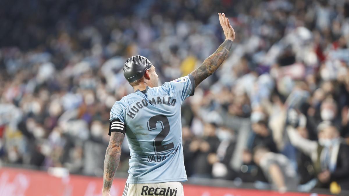 Hugo Mallo saluda a la afición tras su gol