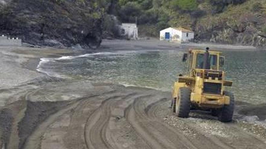 Les màquines, posant a lloc la platja de Portbou.