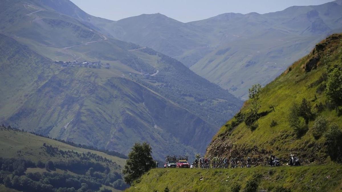 El pelotón del Tour, camino de Bagnères-de-Luchon, en los Pirineos.