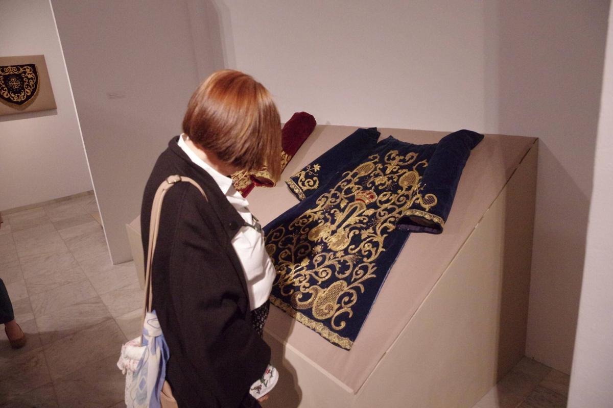 La Agrupación de Cofradías muestra el legado de los bordados de las Hermanas Trinitarias en Málaga