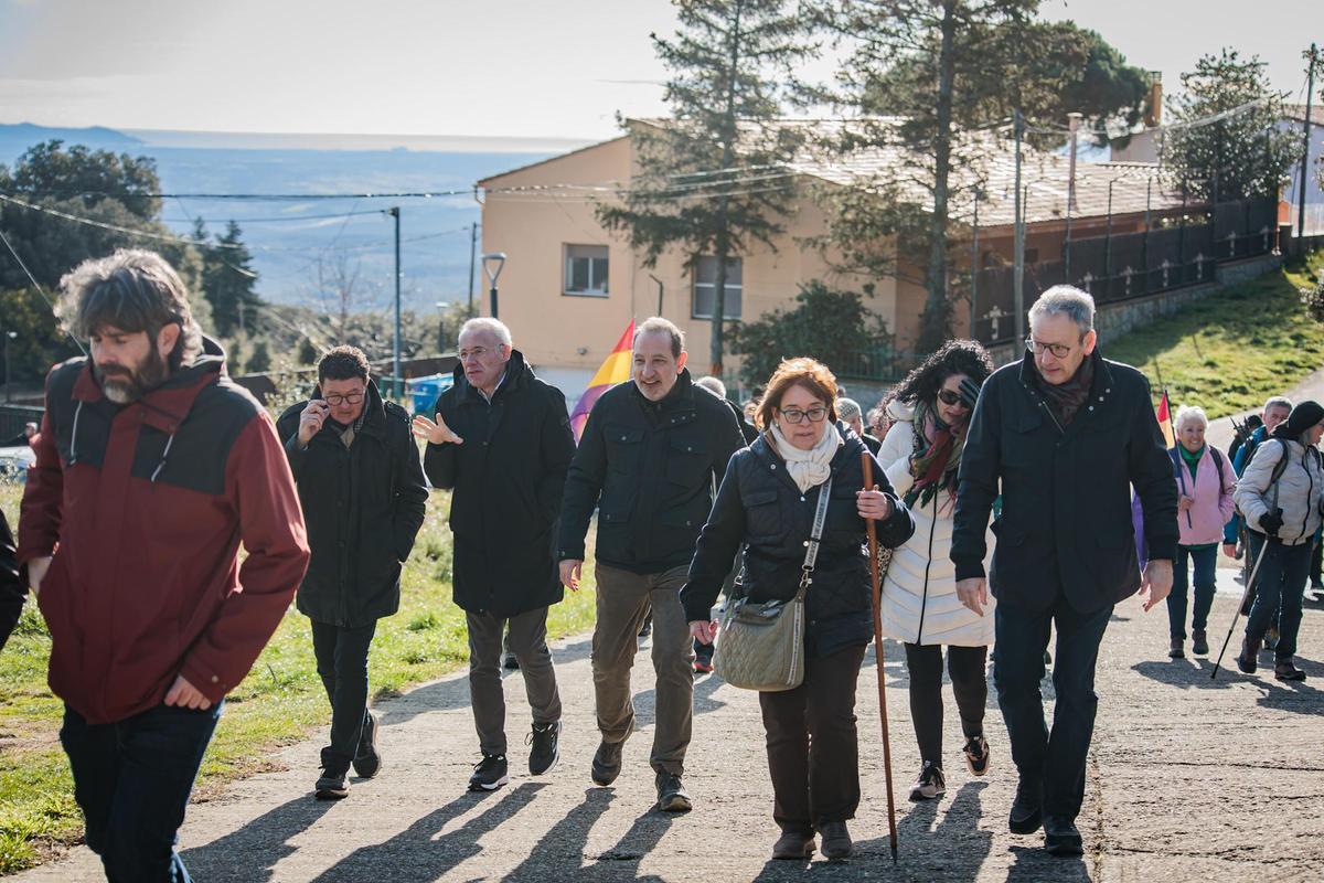 Un grup de persones fent un tram de la ruta inaugurada aquest dissabte.