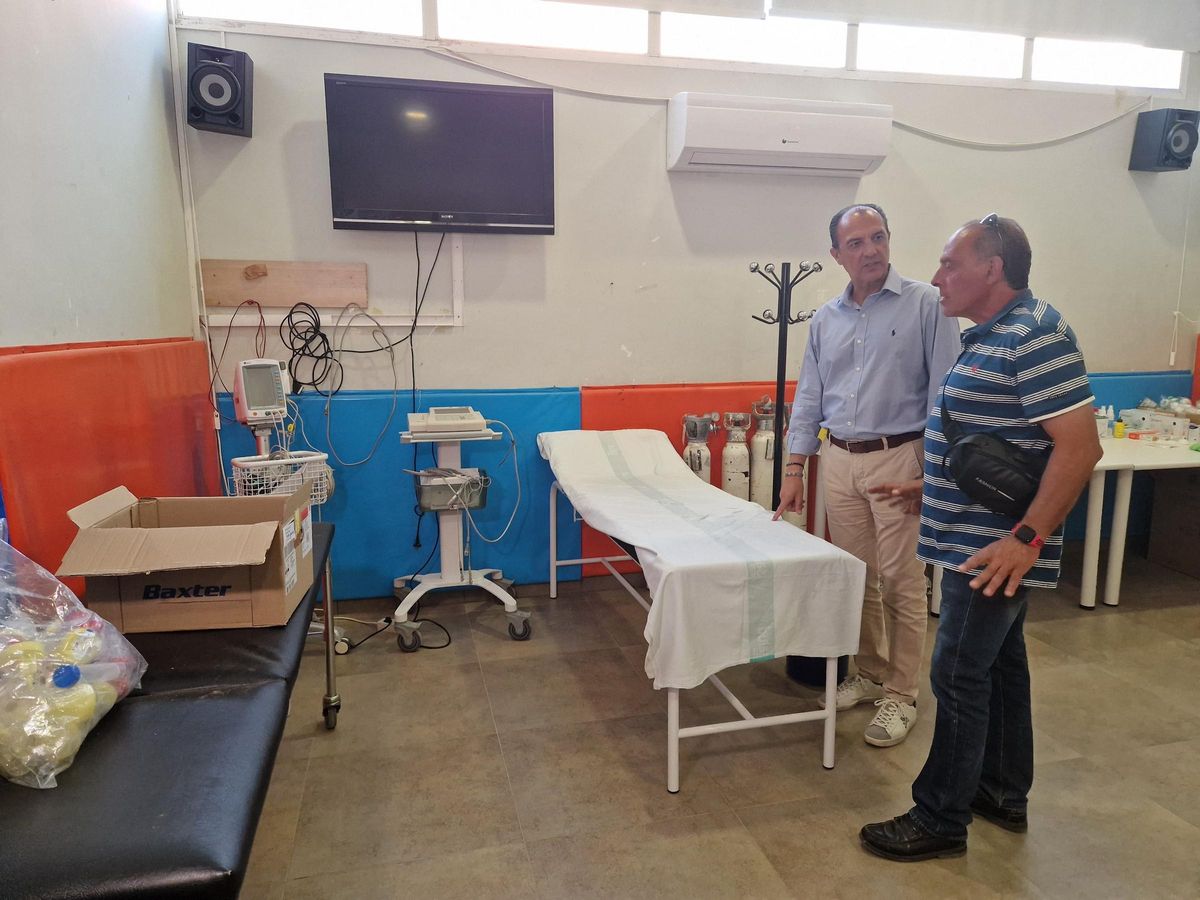 El Consejero de Sanidad, José Luis Bancalero, visitando el nuevo centro de salud de Azuara junto al alcalde del pueblo, Joaquín Alconchel.
