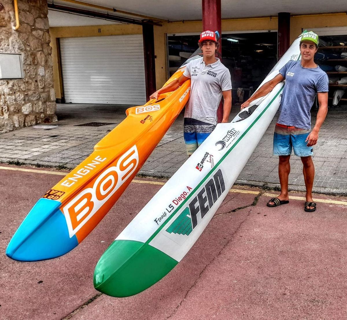 Marcos y Diego Antón, con sus skys en el Centro de Tecnificación Municipal, donde entrenan.