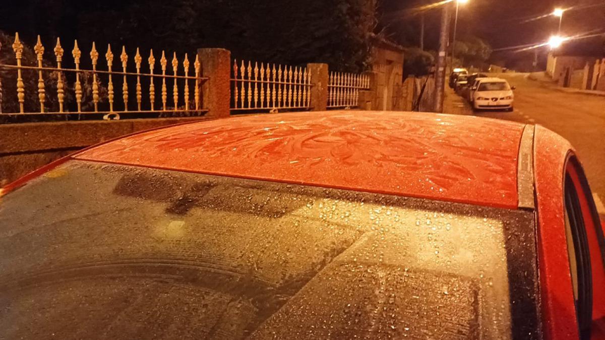 Un coche helado, esta madrugada, en Panxón